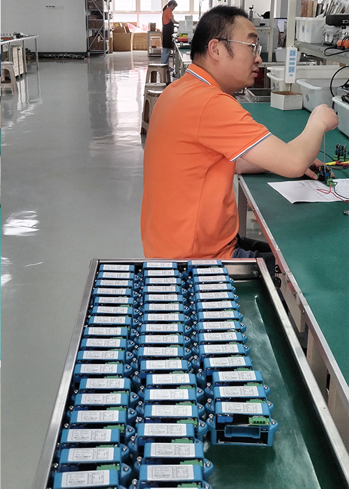 霍尔电流变送器-生产一角