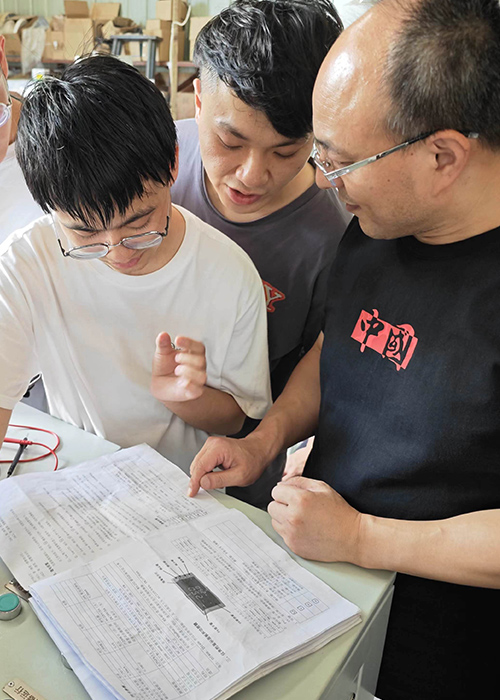 为某大学实验室学生技术指导